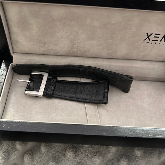 Xemex watch.  Excellent condition.  Comes with leather or metal bands. - Picture 4 of 5